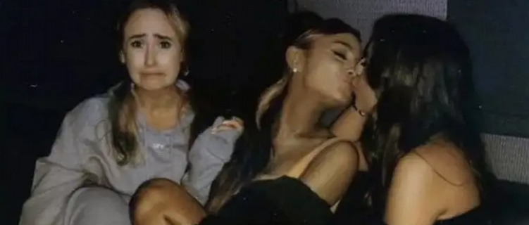 Ariana Grande posta foto dando selinho em amiga