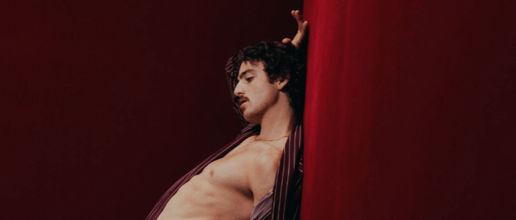 Benson Boone declara que não quer depender do seu corpo para vender shows