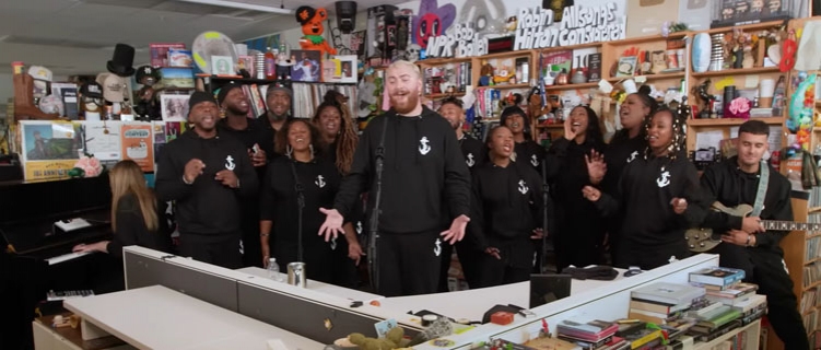 Sam Smith apresenta hits com coral no Tiny Desk