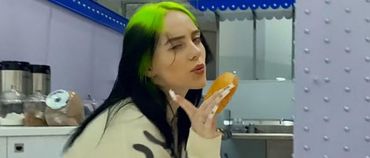 Billie Eilish se diverte em um shopping vazio no clipe de "Therefore I Am". 