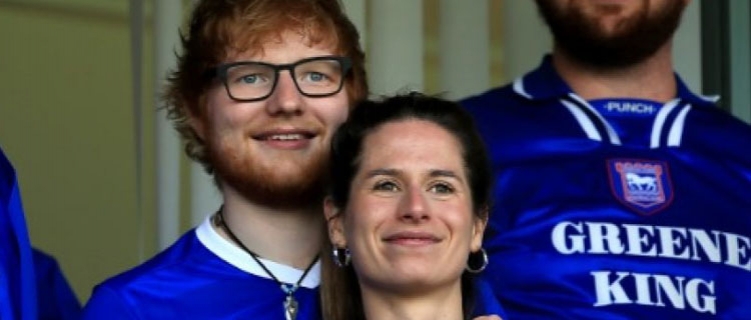 Ed Sheeran fez casamento secreto?! Comentário do cantor leva os fãs à loucura! Vem entender a história