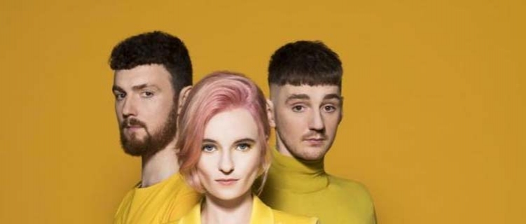 Depois de gravar com Anitta, Clean Bandit fala em possível colaboração com IZA