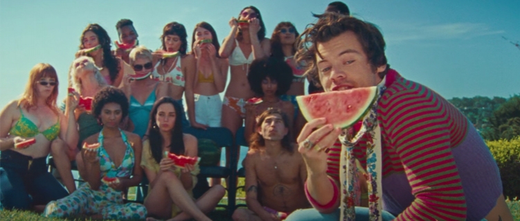 Harry Styles traz clima quente e retrô em seu novo clipe, "Watermelon Sugar".