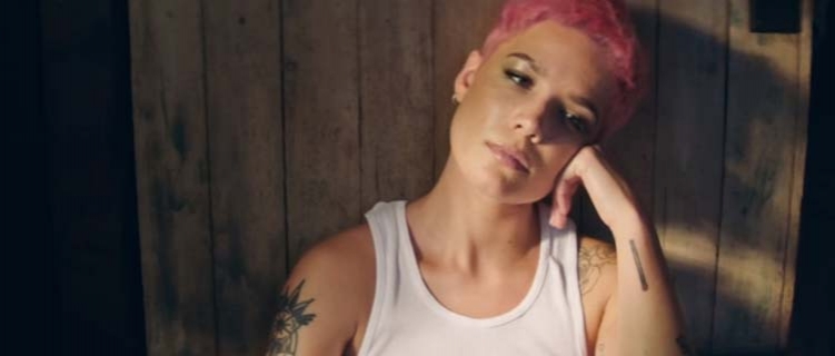 “Without Me”: Hit da Halsey ultrapassa 500 milhões de streams no Spotify