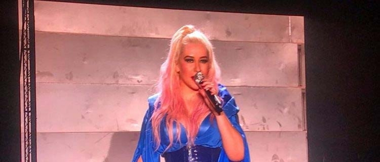 “The X Tour”: Christina Aguilera estreia turnê na Europa com novos figurinos e adição de música queridinha dos fãs