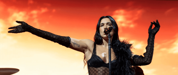 Dua Lipa canta “No One”, de Alicia Keys, em show