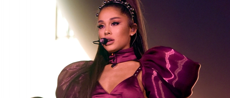 Ariana Grande se torna a primeira artista da história a ter quatro singles estreando em #1 na Billboard Hot 100.
