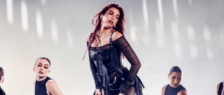 Dua Lipa abre turnê privilegiando antigos sucessos