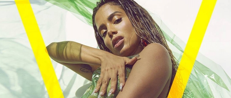 Anitta é capa da revista americana V, posa para ensaio sensual, e é entrevistada por Diplo