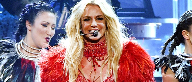 Revista Attitude defende playback de Britney: “Você não vai ao show dela para ouvir seus vocais”