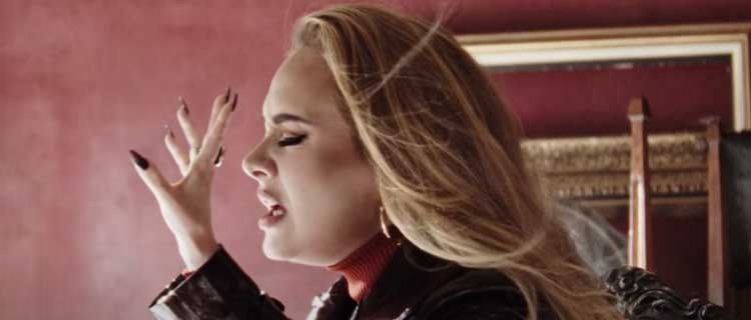 Adele estreia "Easy On Me" no topo da parada britânica de singles com números impressionantes