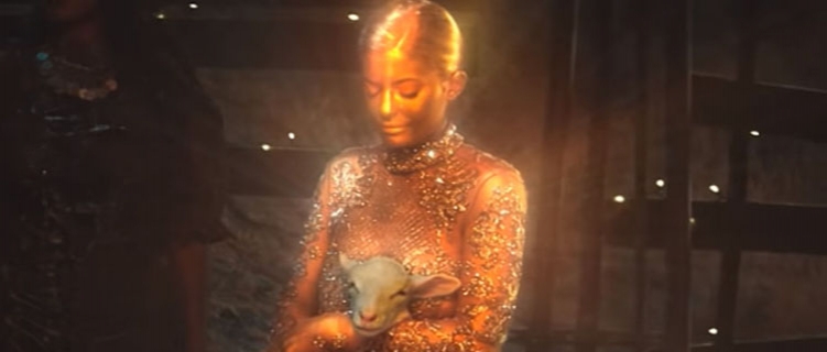 Kylie Jenner tá coberta de ouro no novo clipe do Travis Scott! ANA REIS 08/08