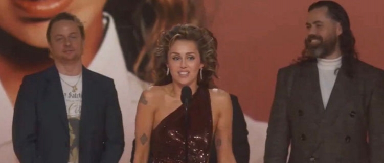 Grammy 2024: Miley Cyrus vence prêmio de Gravação do Ano por “Flowers”