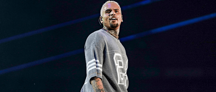Chris Brown deixa prisão sob fiança milionária e segue com turnê