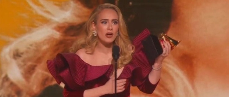 Adele conquista Grammy de "Melhor Performance Pop Solo" com "Easy On Me"