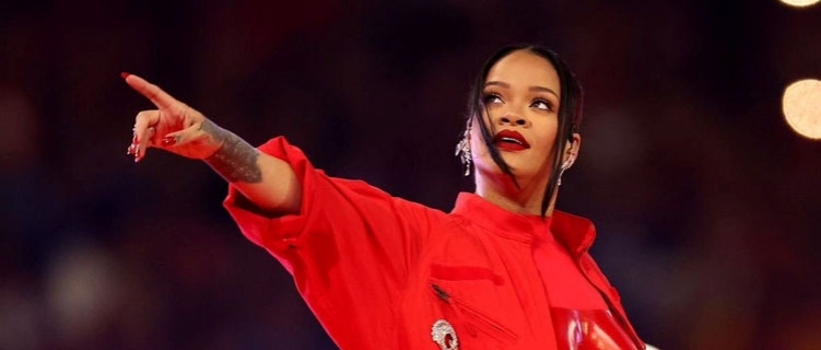 Rihanna ilude fãs em nova fic sobre músicas inéditas: “tenho muitas ideias”
