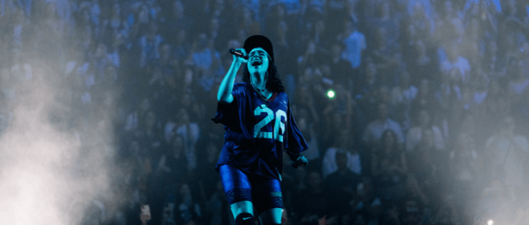 Billie Eilish dá início a nova turnê com palco 360°