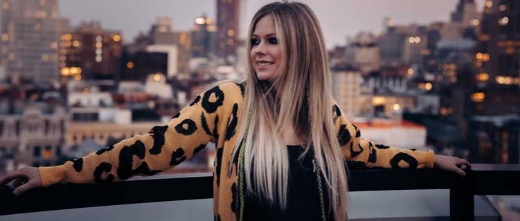 Avril Lavigne anuncia clipe de “Flames” para sexta-feira e prepara novo álbum