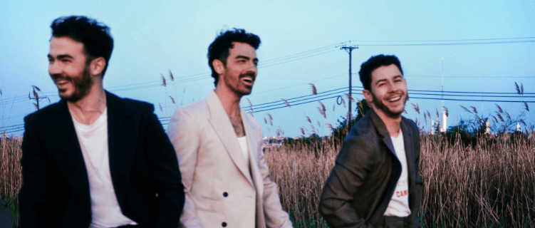 Jonas Brothers lança o novo álbum, "Greetings From Your Hometown"