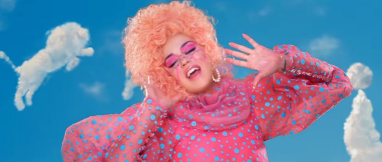 Katy Perry joga videogame em seu divertido novo clipe, "Smile"