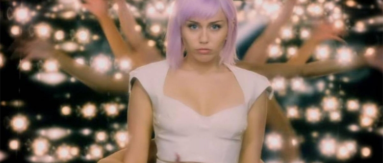 “On a Roll”: Miley Cyrus é Ashley O em videoclipe feito para a série “Black Mirror”