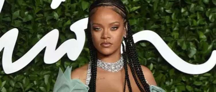 Marca de Rihanna é premiada no Fashion Awards; Veja fotos do tapete vermelho
