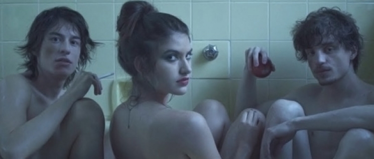 Thalles vive um rolê digno de Os Sonhadores no clipe de Just When We Were High