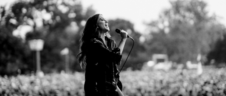Alanis Morissette anuncia show solo em Curitiba