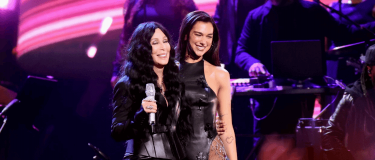 Cher e Dua Lipa cantam “Believe” em cerimônia do Hall da Fama do Rock