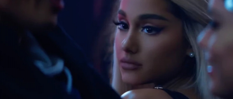 “break up with your girlfriend, i’m bored”: Clipe de Ariana Grande ultrapassa 200 milhões de visualizações