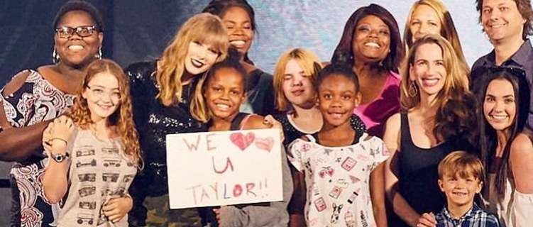 Taylor Swift convidou 2 mil famílias adotivas para assistir último ensaio da nova turnê