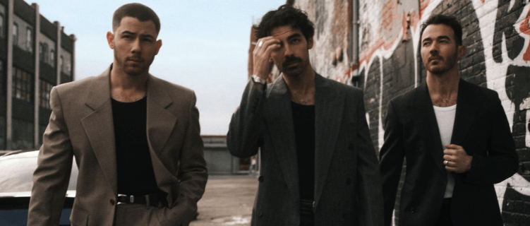 Pai dos Jonas Brothers adquire parte do catálogo musical do trio