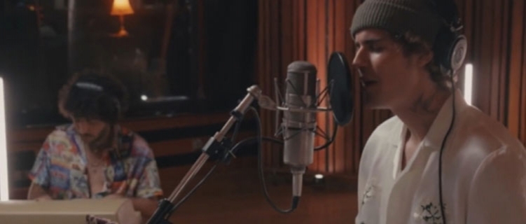 Justin Bieber lança vídeo acústico do single "Lonely", com Benny Blanco.