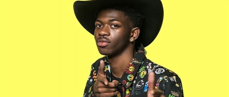 Lil Nas X dá dinheiro para designer brasileiro após ver suas artes.