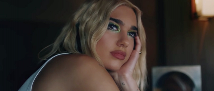 Dua Lipa revela que está gravando novo clipe em casa.