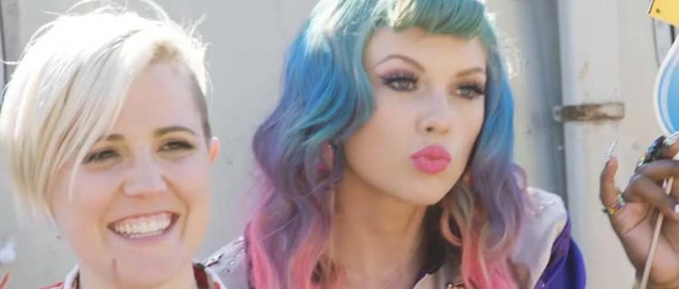 Taylor Swift e vizinhos trocam elogios nos bastidores do clipe de “You Need To Calm Down”