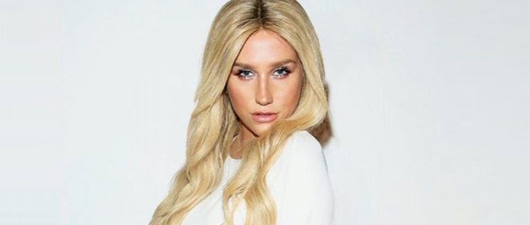 Cheia de brilho, Kesha apresenta cover de “Children of the Revolution” em programa de TV