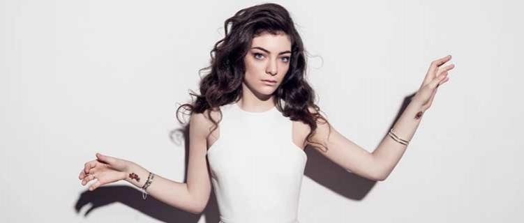 Lorde quebra pausa e canta em show