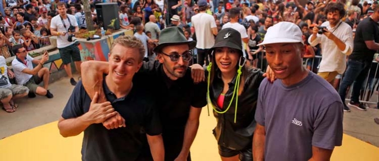 Anitta e Pharrell Williams se apresentam no Festival Ginga, em comunidade do Rio de Janeiro