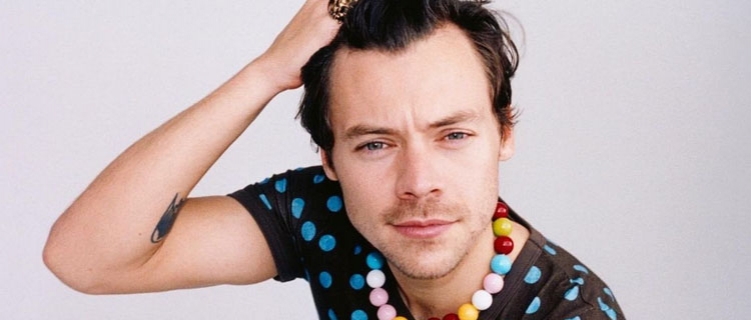 Harry Styles coloca quatro faixas no Top 10 da Billboard Hot 100 e iguala feito dos Beatles