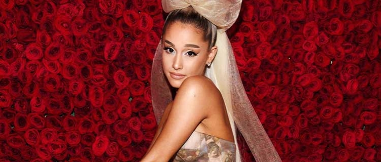 Ariana Grande faz doações de brinquedos e alimentos para crianças hospitalizadas como celebração de Natal