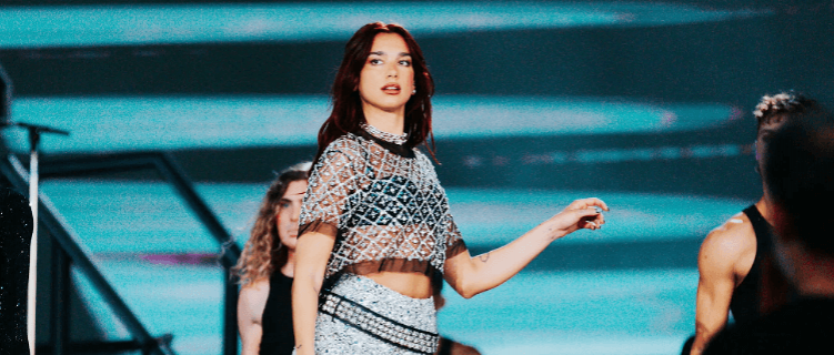 Dua Lipa anuncia datas de turnê e fãs enxergam sinal de que Brasil estará na rota