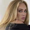 Com lágrimas nos olhos, Adele anuncia adiamento de início de sua temporada em Las Vegas